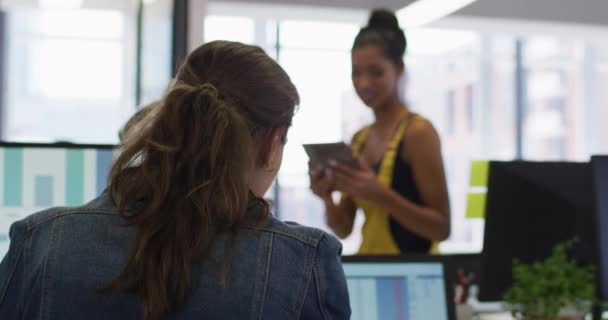 Twee Verschillende Vrouwelijke Collega Geven High Five Glimlachen Werken Het — Stockvideo