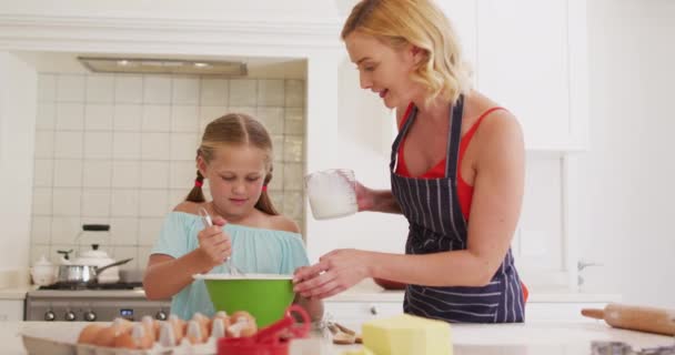 Blanke Moeder Dochter Samen Bakken Keuken Thuis Familie Liefde Saamhorigheid — Stockvideo