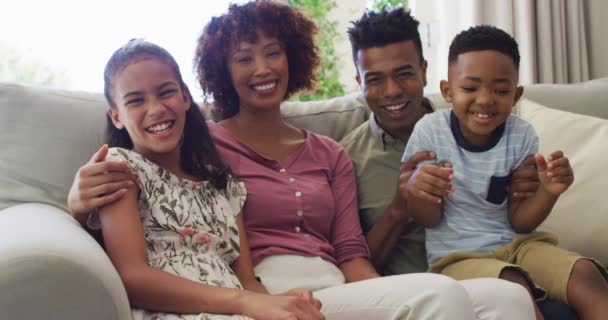 Retrato Pais Afro Americanos Felizes Com Filho Filha Sentados Sofá — Vídeo de Stock