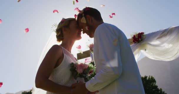 Feliz Casal Recém Casado Caucasiano Tocando Cabeças Altar Livre Casamento — Vídeo de Stock