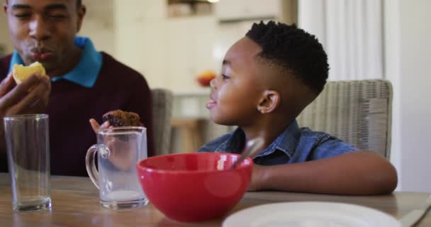 Pai Filho Afro Americanos Tomando Café Manhã Juntos Enquanto Sentados — Vídeo de Stock