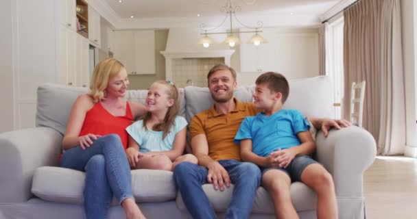 Portrait Happy Caucasian Parents Son Daughter Sitting Home Sofa Tinggal — Stok Video