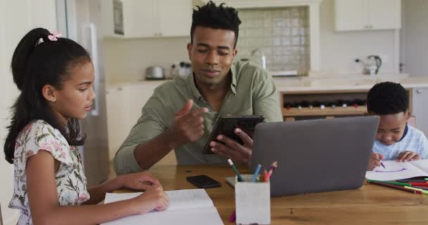 Afro Amerikaanse Vader Dochter Zoon Zitten Aan Keukentafel Huiswerk Maken — Stockvideo