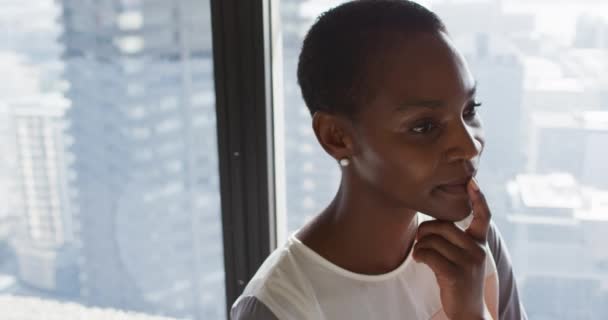 Portrait Une Femme Affaires Afro Américaine Réfléchissant Fenêtre Entreprise Créative — Video