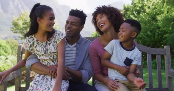 Felices Padres Afroamericanos Hija Hijo Sentados Aire Libre Banco Permaneciendo — Vídeos de Stock