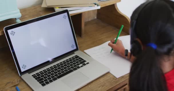 Chica Raza Mixta Casa Clase Escuela Línea Utilizando Auriculares Portátil — Vídeo de stock