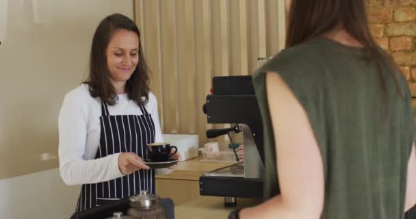 Garçonete Caucasiana Sorrindo Usando Avental Dando Xícara Café Para Cliente — Vídeo de Stock