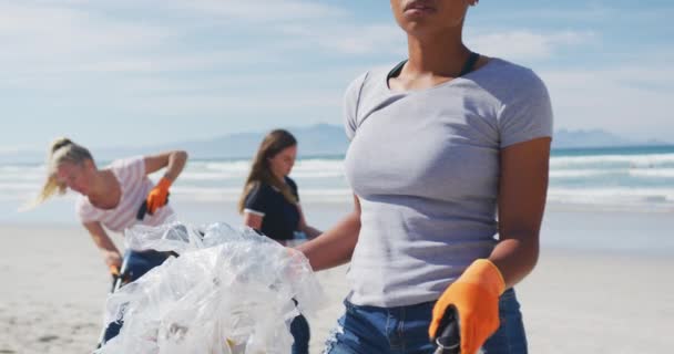 Diverso Grupo Amigas Colocando Lixo Sacos Lixo Praia Voluntários Conservação — Vídeo de Stock