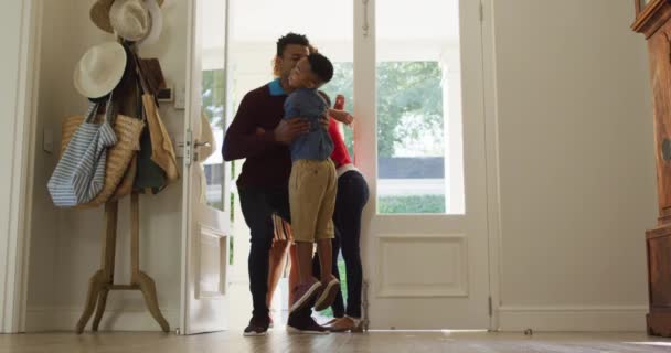 Família Afro Americana Feliz Entrando Casa Pela Porta Frente Conceito — Vídeo de Stock