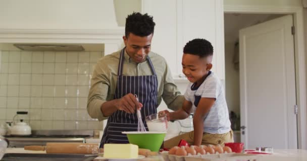 Afro Amerikaanse Vader Zoon Bakken Samen Keuken Thuis Familie Liefde — Stockvideo