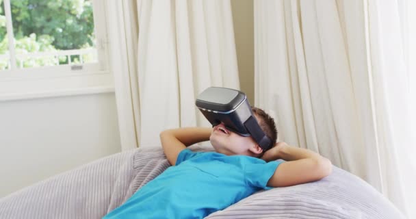 在家里躺在豆袋上的白人男孩戴着Vr耳机 娱乐技术概念 — 图库视频影像