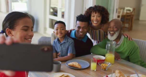 非洲裔美国女孩在家里和家人一起吃早餐时自拍 爱情和融合的概念 — 图库视频影像