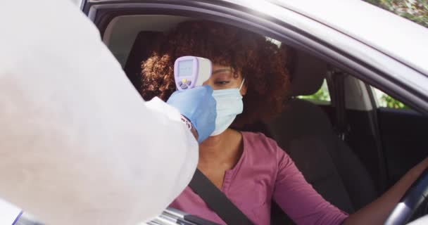 Mujer Afroamericana Con Máscara Facial Sentada Coche Con Temperatura Medida — Vídeos de Stock