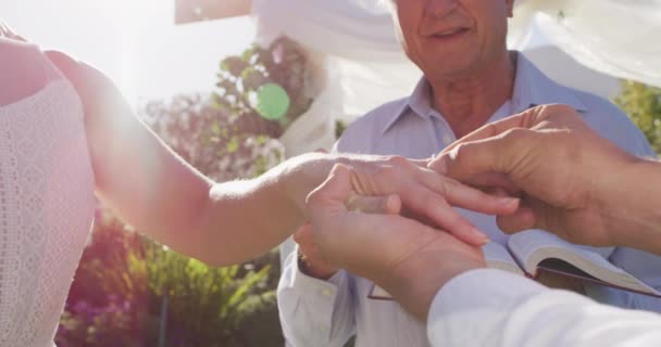 Beyaz Gelin Damat Tören Sırasında Nikah Şahidiyle Birlikte Mihrapta Duruyorlar — Stok video