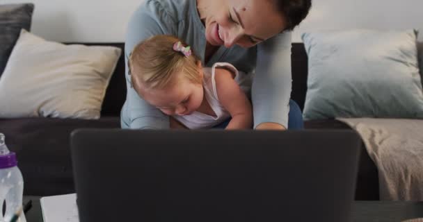 Kaukasische Mutter Mit Ihrem Baby Das Hause Mit Dem Laptop — Stockvideo