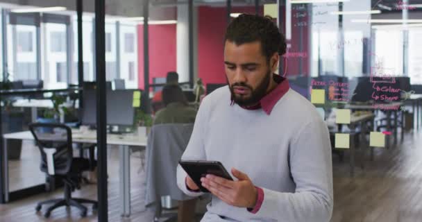 Kamera Karşısında Gülümseyen Tablet Kullanan Karışık Irk Işadamı Bağımsız Yaratıcı — Stok video