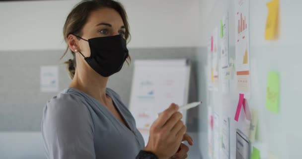 Beyaz Kadını Yüz Maskesi Takıyor Notlar Alıyor Coronavirus Covid Salgını — Stok video