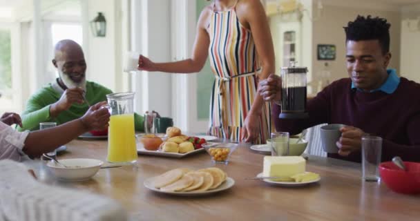 Família Afro Americana Três Gerações Tomando Café Manhã Sentados Juntos — Vídeo de Stock