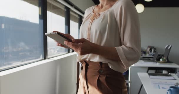 Midsection Caucasian Businesswoman Standing Using Tablet Independent Creative Business Modern — Vídeo de stock