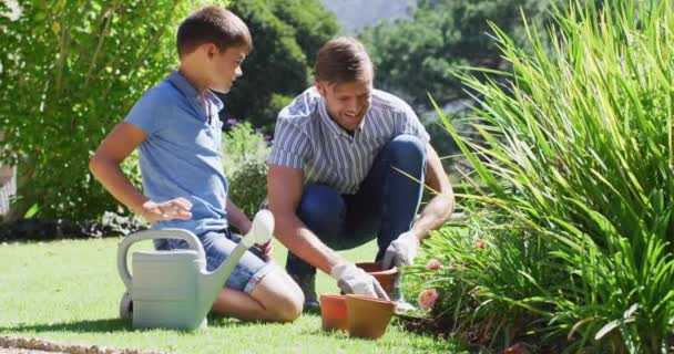 Kaukasische Vader Zoon Tuinieren Samen Tuin Een Zonnige Dag Familie — Stockvideo