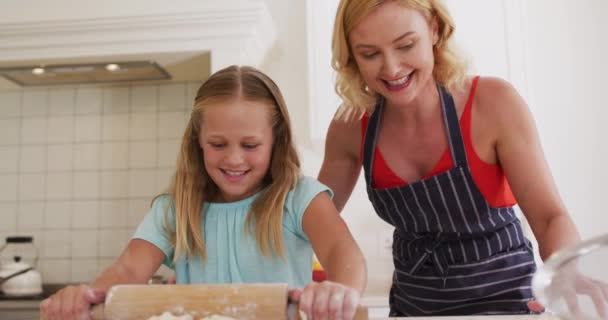 Madre Figlia Caucasica Che Cucinano Insieme Cucina Casa Famiglia Amore — Video Stock