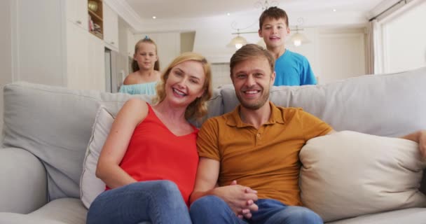 Retrato Pais Caucasianos Felizes Filho Filha Sentados Casa Sofá Ficar — Vídeo de Stock