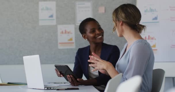 Deux Collègues Féminines Différentes Assises Bureau Avec Ordinateur Portable Discutant — Video