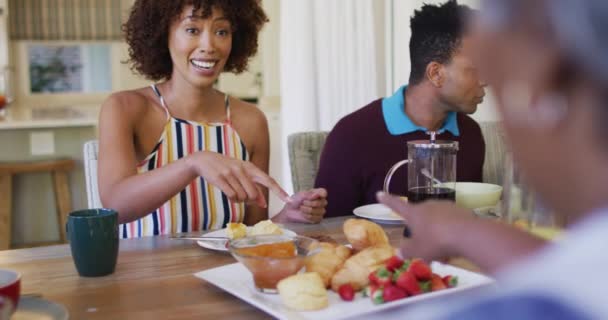 Femme Afro Américaine Donnant Cupcake Mère Tout Prenant Petit Déjeuner — Video