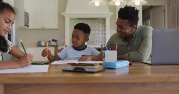 Afroamerikansk Far Dotter Och Son Som Sitter Vid Köksbordet Och — Stockvideo