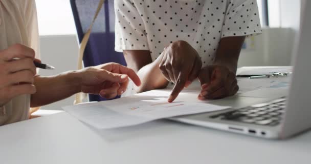 Seção Central Duas Colegas Diversas Sentadas Mesa Discutindo Escritório Negócio — Vídeo de Stock