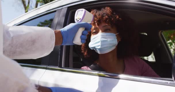 Αφροαμερικανή Γυναίκα Μάσκα Προσώπου Που Κάθεται Στο Αυτοκίνητο Και Θερμοκρασία — Αρχείο Βίντεο