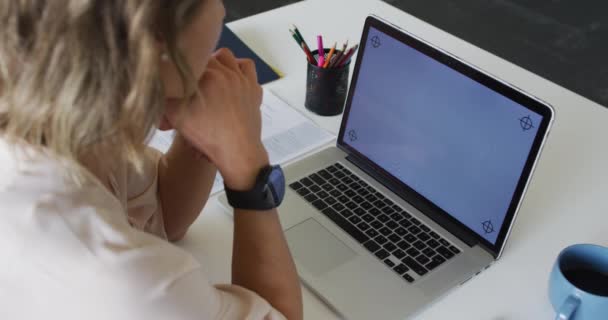 Mujer Negocios Caucásica Sentado Escritorio Uso Ordenador Portátil Con Espacio — Vídeo de stock