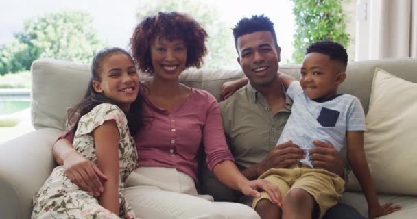 Portrét Šťastných Afrických Amerických Rodičů Synem Dcerou Sedících Doma Gauči — Stock video