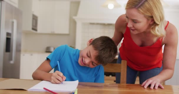 Beyaz Bir Anne Oğluna Ödevinde Yardım Ediyor Aile Sevgi Birliktelik — Stok video