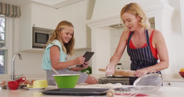 Madre Figlia Caucasica Che Usano Tablet Digitale Cuociono Insieme Cucina — Video Stock