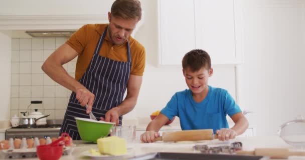 Καυκάσιος Πατέρας Και Γιος Ψήνουν Μαζί Στην Κουζίνα Στο Σπίτι — Αρχείο Βίντεο