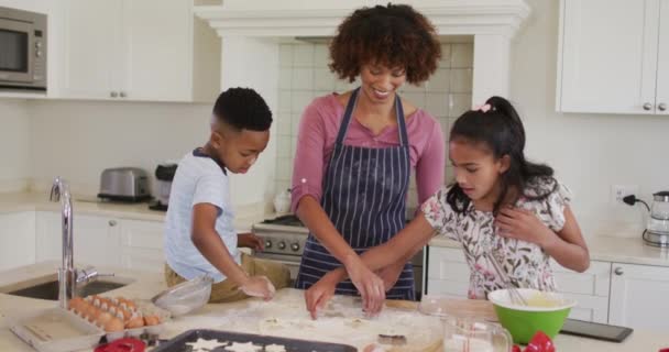 Afrikansk Amerikansk Mor Dotter Och Son Kök Matlagning Tittar Surfplatta — Stockvideo