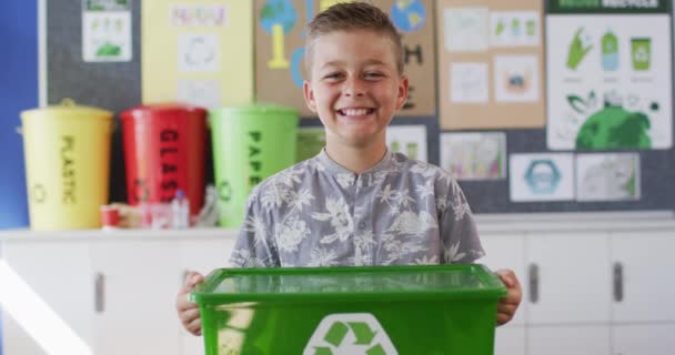 Colegial Caucásico Sonriendo Sosteniendo Papelera Reciclaje Pie Aula Niños Escuela — Vídeo de stock