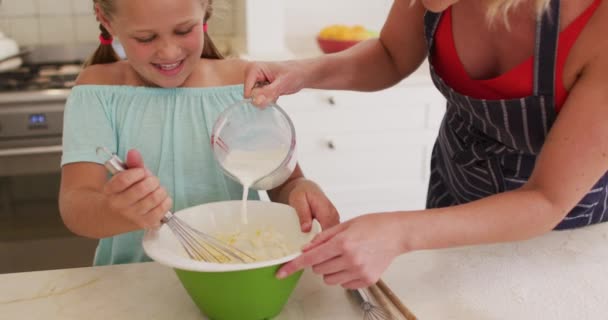 Mère Fille Caucasiennes Cuisinent Ensemble Dans Cuisine Maison Concept Famille — Video