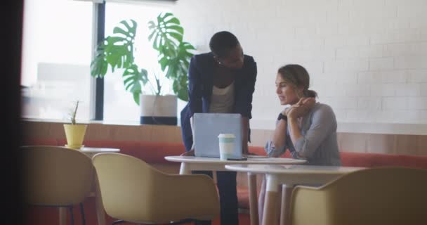 Two Diverse Female Colleagues Looking Laptop Discussing Cafe Digital Nomads — Vídeo de stock