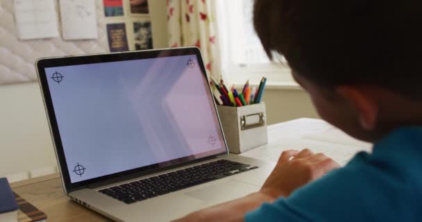 自宅にコピースペースのあるノートパソコンでビデオ通話をしている白人の少年 遠隔教育とオンライン教育の概念は — ストック動画