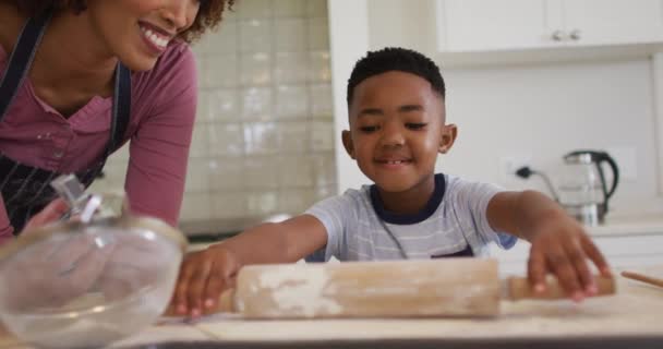 Afrikansk Amerikansk Mor Och Son Bakar Tillsammans Köket Hemma Familj — Stockvideo