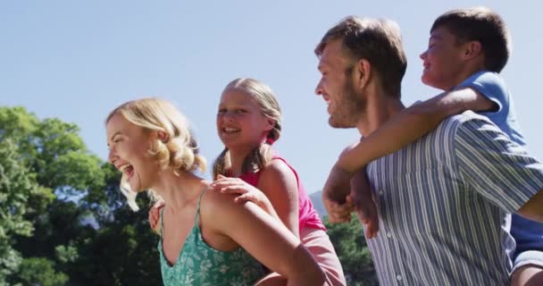 Padre Madre Caucasici Che Riaccompagnano Maiali Dai Loro Figli Giardino — Video Stock