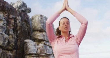 Beyaz kadın kırsal dağ eteklerinde yoga meditasyonu yapıyor. sağlıklı yaşam, şebeke dışı ve doğaya yakın.