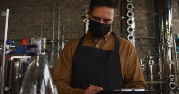 Portrait Caucasian Man Working Gin Distillery Wearing Face Mask Apron — Stock Video