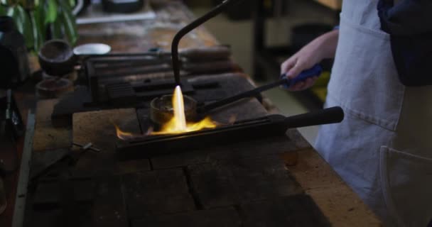 Parte Central Joalheiro Caucasiano Feminino Oficina Vestindo Avental Usando Queimador — Vídeo de Stock