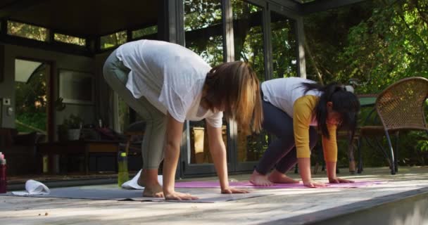 Madre Hija Asiáticas Practicando Yoga Aire Libre Jardín Casa Aislamiento — Vídeos de Stock