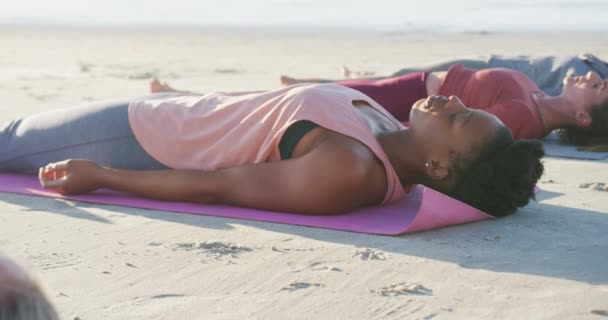 Groupe Amies Diverses Pratiquant Yoga Allongées Sur Des Nattes Plage — Video