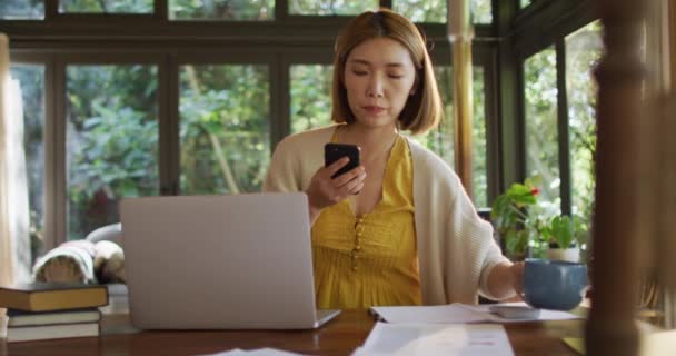 Azjatka Siedząca Przy Stole Pracująca Domu Używająca Smartfona Domu Izolacji — Wideo stockowe