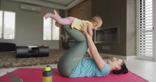 Mère Caucasienne Jouer Avec Son Bébé Tout Pratiquant Yoga Sur — Video